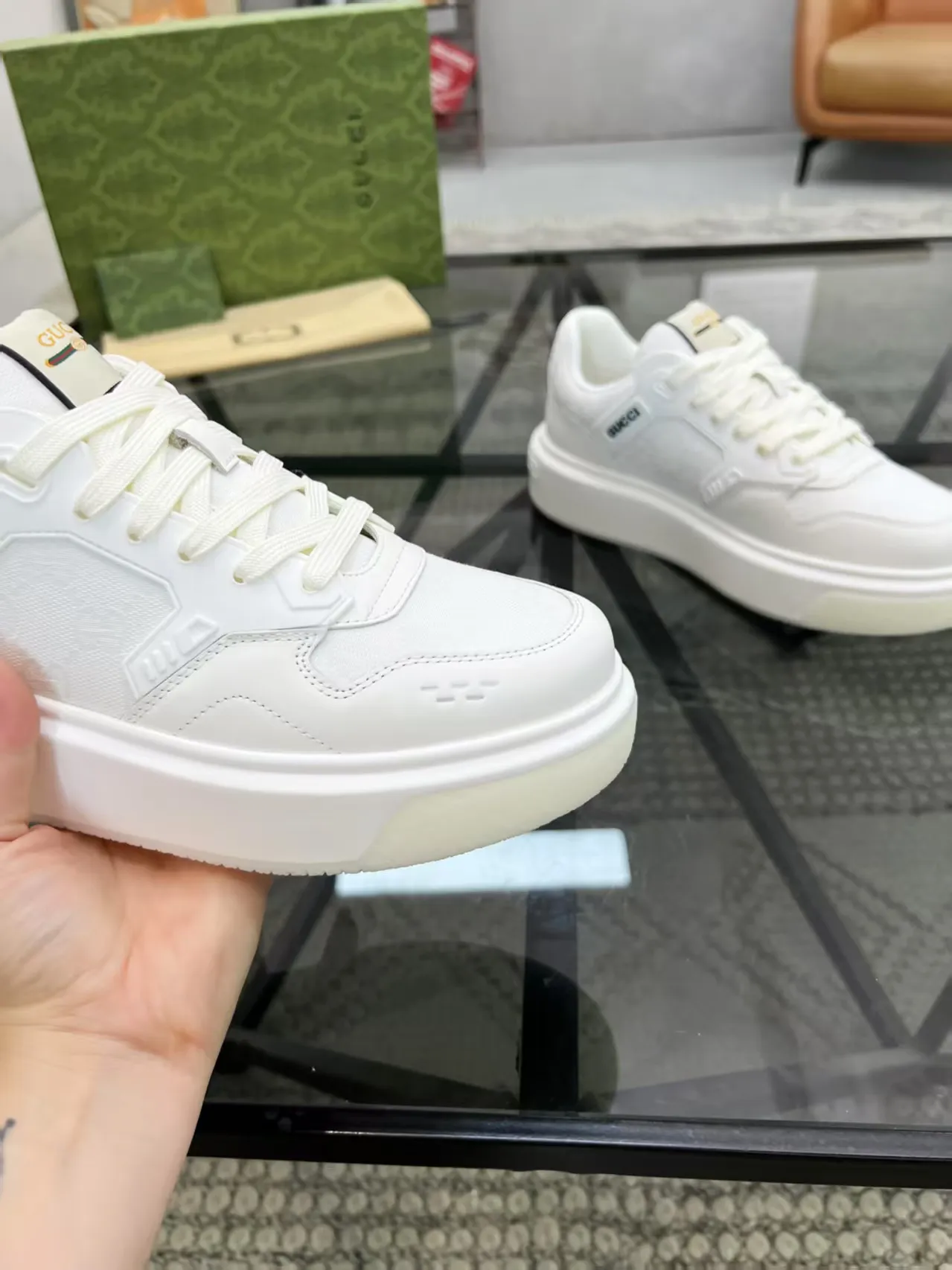 P440 new men's shoes GUCCI [Lightning] latest shoes are shipped. Original quality, fashionable, made of special materials, sheepskin lining, brand new packaging. The foot feels super comfortable and the workmanship is impeccable. Size: 38-45